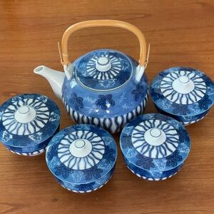 Japanese teapot with 4 tea bowls with lids